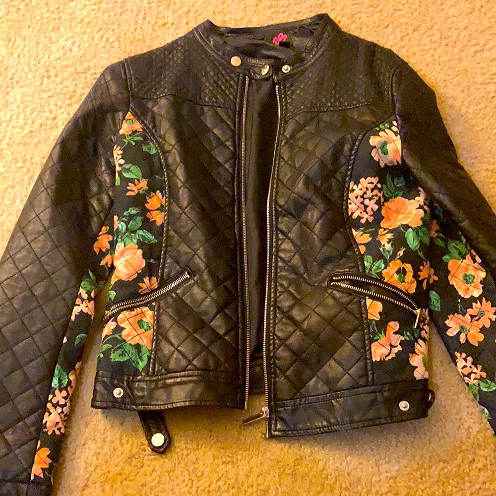 Cute jacket to wear dress up or down. Sexy and classy.